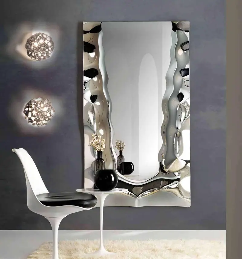 Brook – Specchio artistico con cornice ondulata, Argento, ambientato