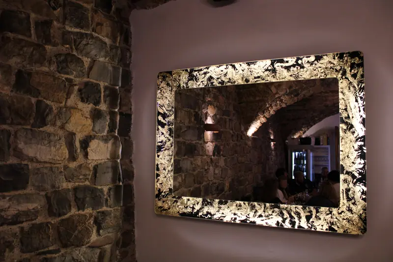Golden Summer – Specchio in foglia oro su nero con LED, Foglia oro su nero, ambientato