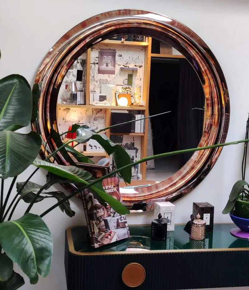 Kind of Blue – Coloured round curved-glass mirror, Cherry, interior