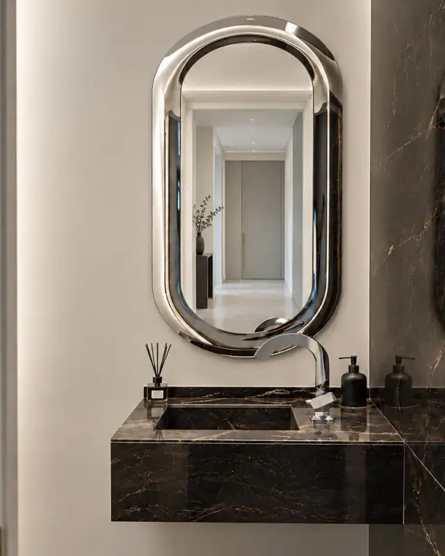 Marcia – Elongated oval curved-glass mirror, Silver, interior