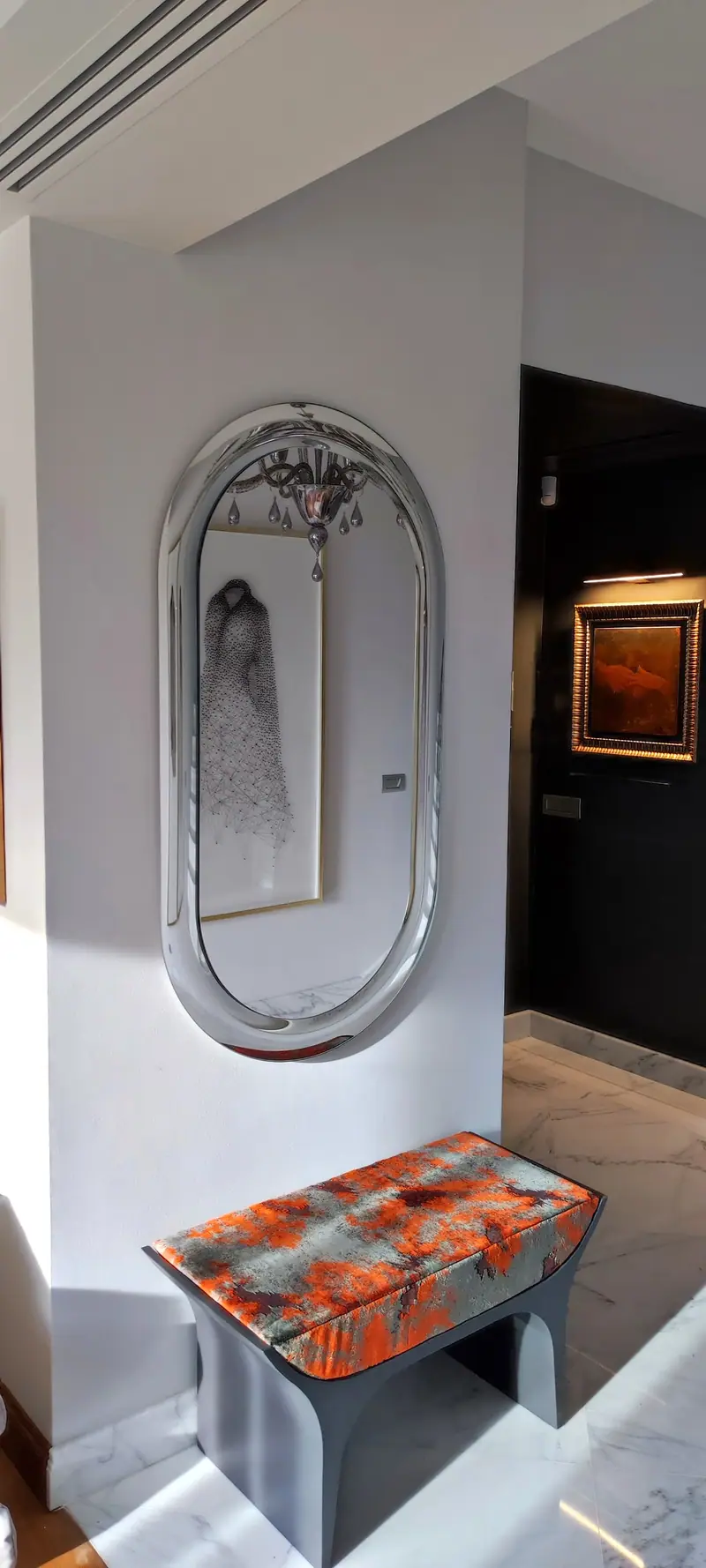 Marcia – Specchio ovale allungato in vetro curvato, Argento, ambientato